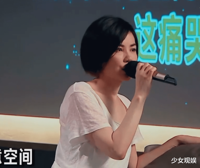 王菲|王菲近照被传开,照片放大三倍后,这生图模样真是51岁?