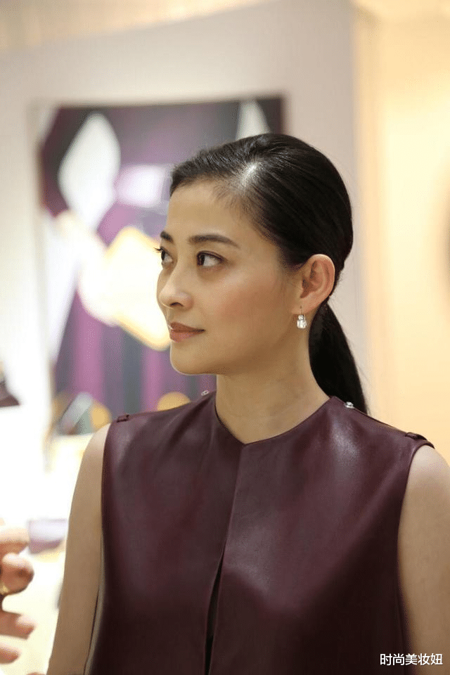 穿衣搭配|梅婷瘦下来真的太美了,穿无袖皮裙配低马尾,高级又优雅大气