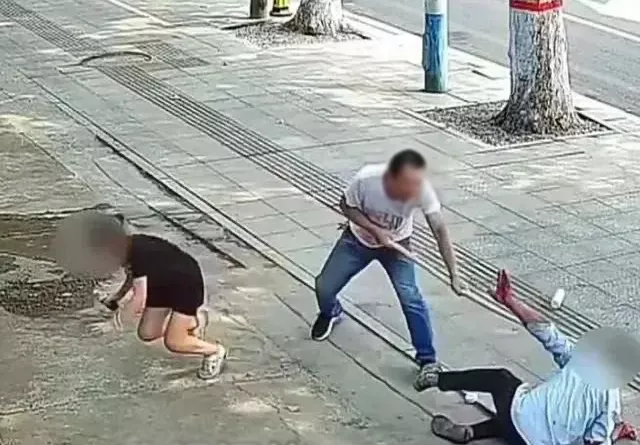 ?天天正能量官方|“孩子快跑!”男子当街追砍女孩,下一秒,千万人点赞!他却自责不已…