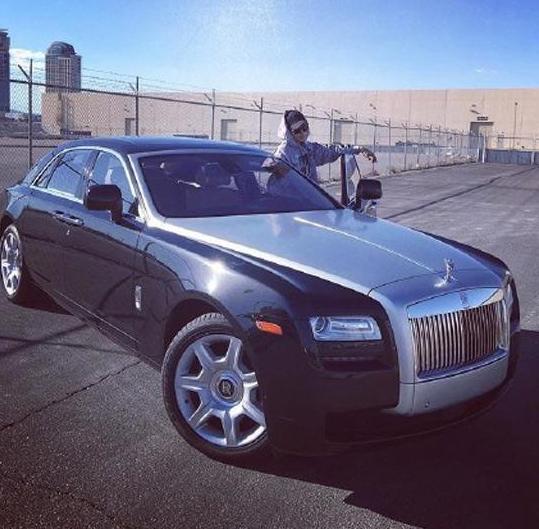 黄子韬|晒晒黄子韬在美国的豪宅，内部有双排欧式楼梯，一看就是大富之家