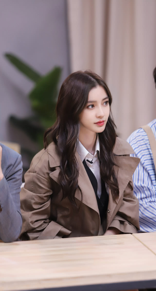 #Angelababy#杨颖上综艺实力扮演蜡像，一动不动宛如真实蜡像遭调侃：演技巅峰