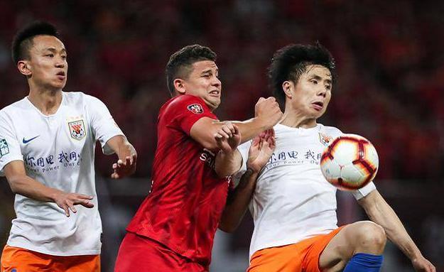 点球|这不是点球？反例来了！去年鲁能曾吃亏：蒿俊闵被拉手却被判点