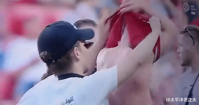 豪门▲世界足坛火爆冲突!118年老牌欧冠队降级,球迷暴怒扒掉球员上衣