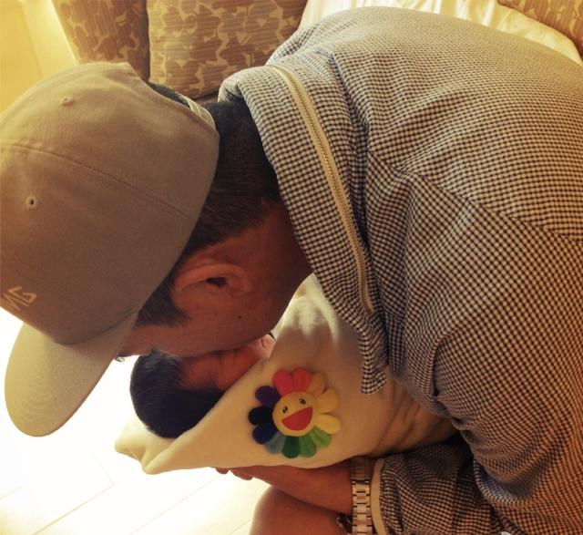 #陈小春#陈小春挺逗！二胎儿子正面照晒成表情包，哥哥也没逃过老爸的魔拍