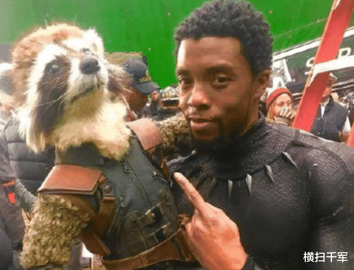 『金刚狼』金刚狼：我的爪子是道具！海拉：我的角是道具！他：我全是道具！