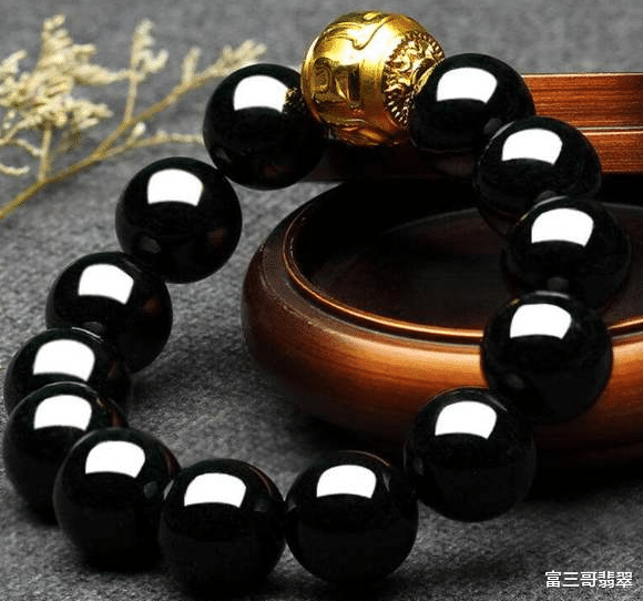 翡翠手串|为什么男性都喜欢佩戴翡翠手串,原来竟然好处这么多!