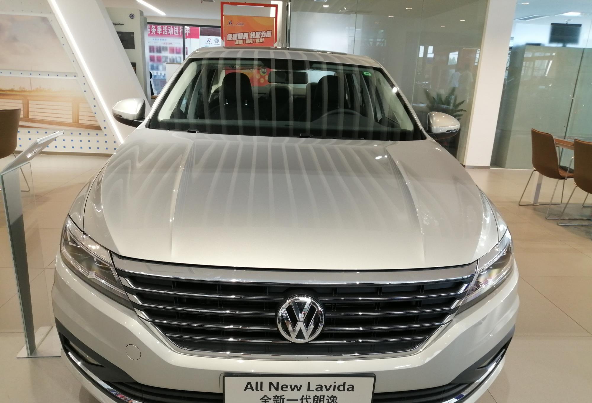 大众朗逸|专为国人打造的家用车，一年卖出51.7万台，油耗5.5L，不足10万