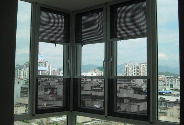 『』越来越多人窗户不装窗纱了，如今都流行这样装，好看又实用