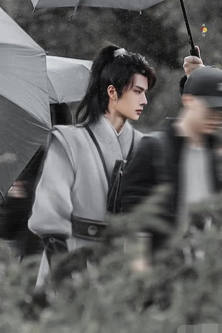 王一博■杀青后迫不及待想离开，王一博边走边解绑带，想天天兄弟了？