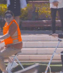 #王一博#天天向上：王一博被强行搭顺风车，悠哉撩发负责帅，却累坏大张伟