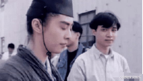 【王祖贤】王祖贤多年前剧照流出，有谁注意过她旁边的小记者？如今成一线巨星