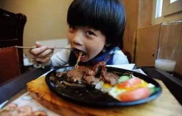牛排|“妈，能吃一次牛排吗？”宝妈自认聪明的回答，毁了孩子的格局