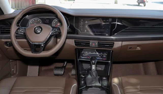 大众帕萨特|大众帕萨特跌至12.08万,降不动了,不用戴头盔,这价格要啥雅阁