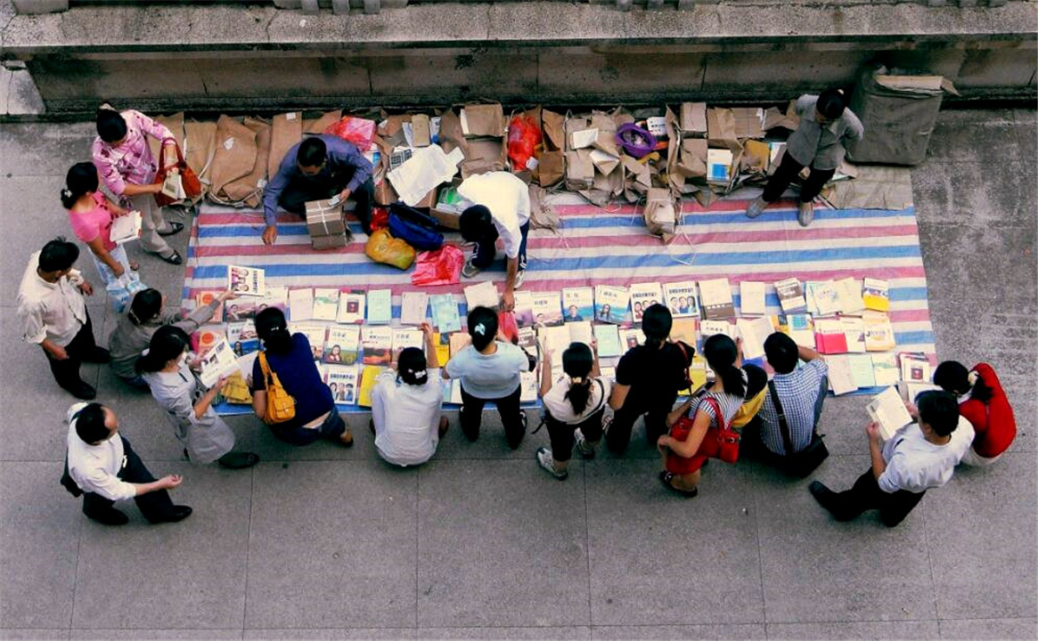 「摆摊」初中生摆摊8天赚了1万8，网友眼红：看完一脚踹翻自家儿子