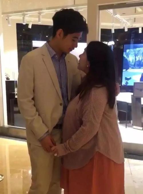 何超盈|赌王去世后，何超盈受打击反而减肥成功，对镜自拍暴露1300万壁画