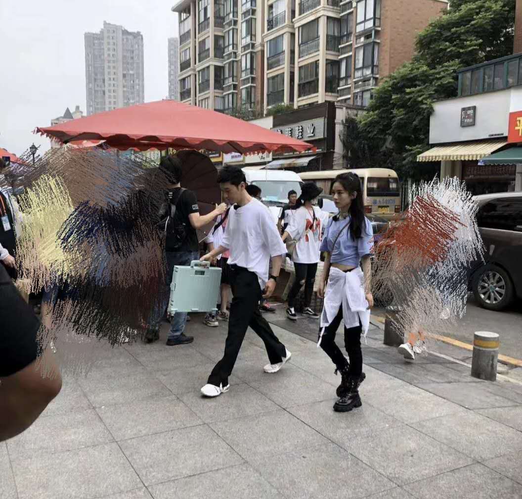 『赵丽颖』赵丽颖少女坐姿火了，盘腿姿势熟练，却因裙子太短引争议