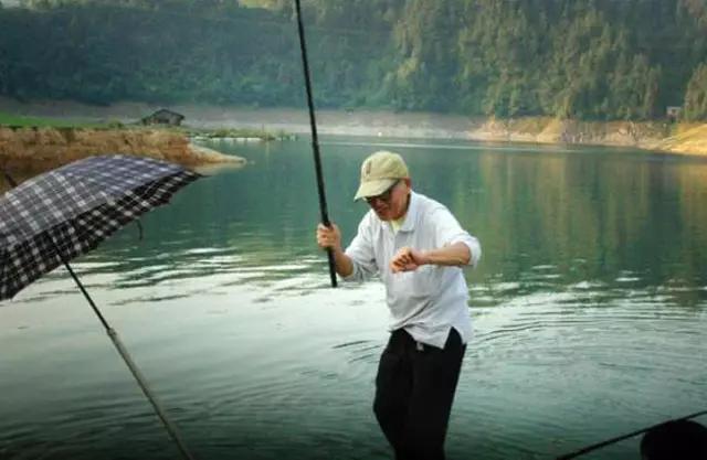 []不打牌，不跳舞，我的父亲是个钓鱼迷