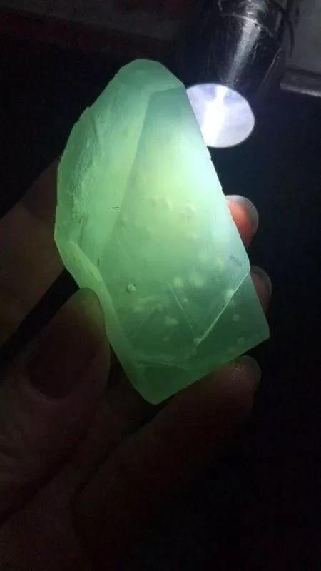 『翡翠』顶着倾盆大雨，只为把这翡翠买下来，成品问世货主大喊这波不亏！