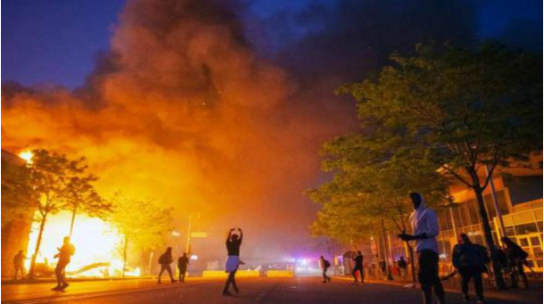 [特朗普]特朗普宣读“圣旨”，军队疯狂开火扫射，22岁女子当场身亡！