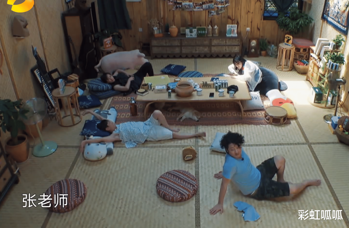 「何炅」为什么黄磊何炅他们喜欢待在客厅？岳云鹏来了之后，答案昭然若揭