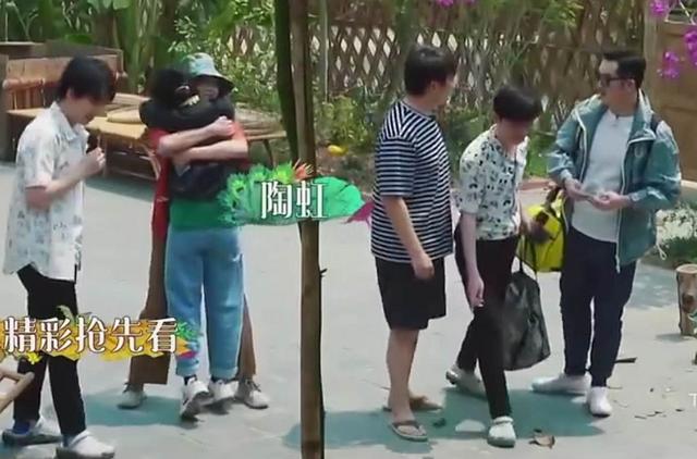 [周迅]《向往的生活》先导片曝光！周迅脸肿唇厚似路人，48岁陶虹好少女