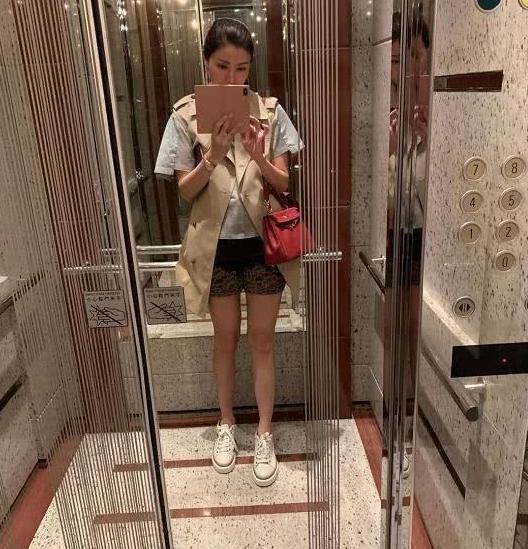 「」晒晒李嘉欣在香港的豪宅，49岁还被老公当公主宠，装修太温馨了