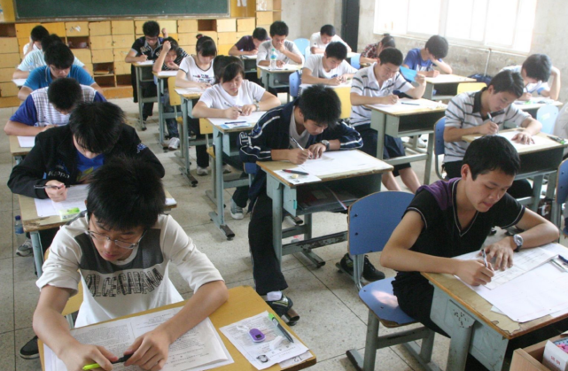 「」高考时需要注意个人穿着吗？老师回应，高考穿着最好注意这三点