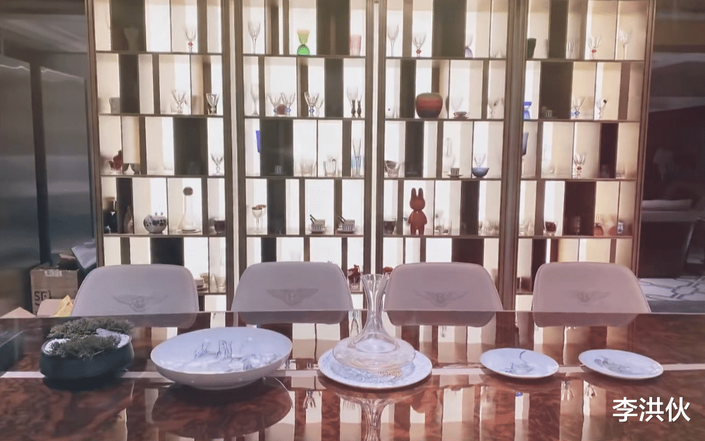 【】郭敬明有多壕？一个吊灯45万书桌地毯100万，何炅和郑爽都听傻了