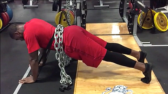 「俯卧撑」关于“负重俯卧撑”：你的负重位置正确吗？