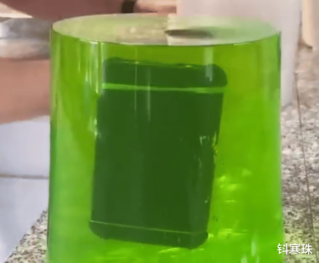 手机壳|用巨型果冻造手机壳，高空抛下实验后，老外发现“新商机”！