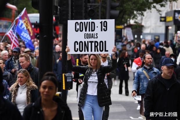 瘋狂的抗議：在倫敦開始二級封鎖之後，成千上萬反口罩者遊行示威-圖6