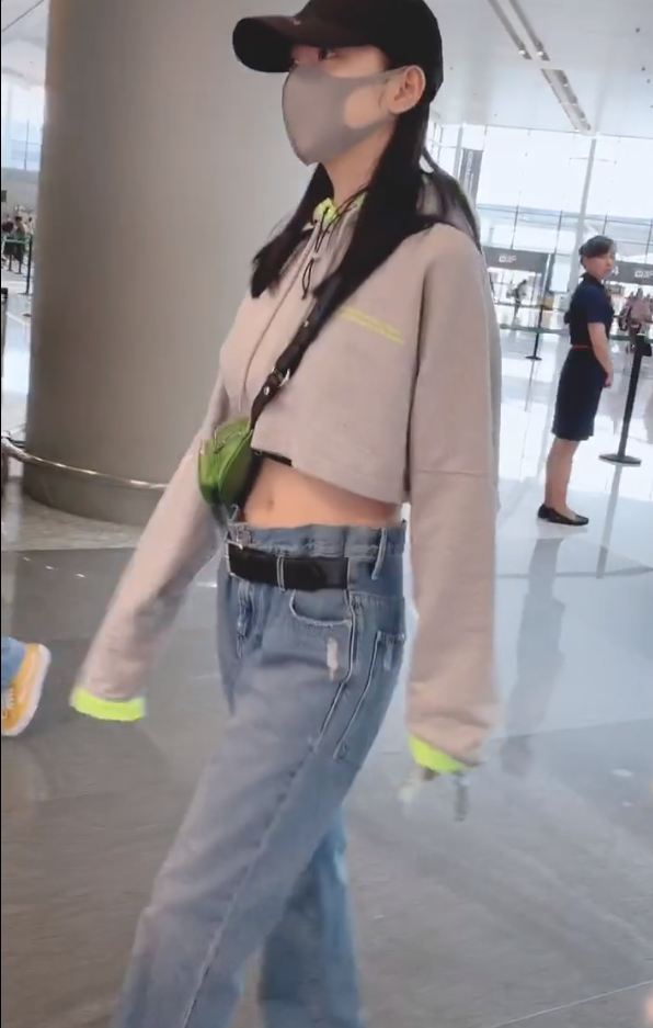 景甜终于对"露脐装"下手了,看到生图下的腰围:我心都醉了!