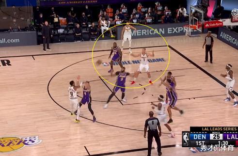 戴维斯|罕见！湖人双核场上起争执，詹姆斯戴维斯互相抱怨，回看瞬间问题