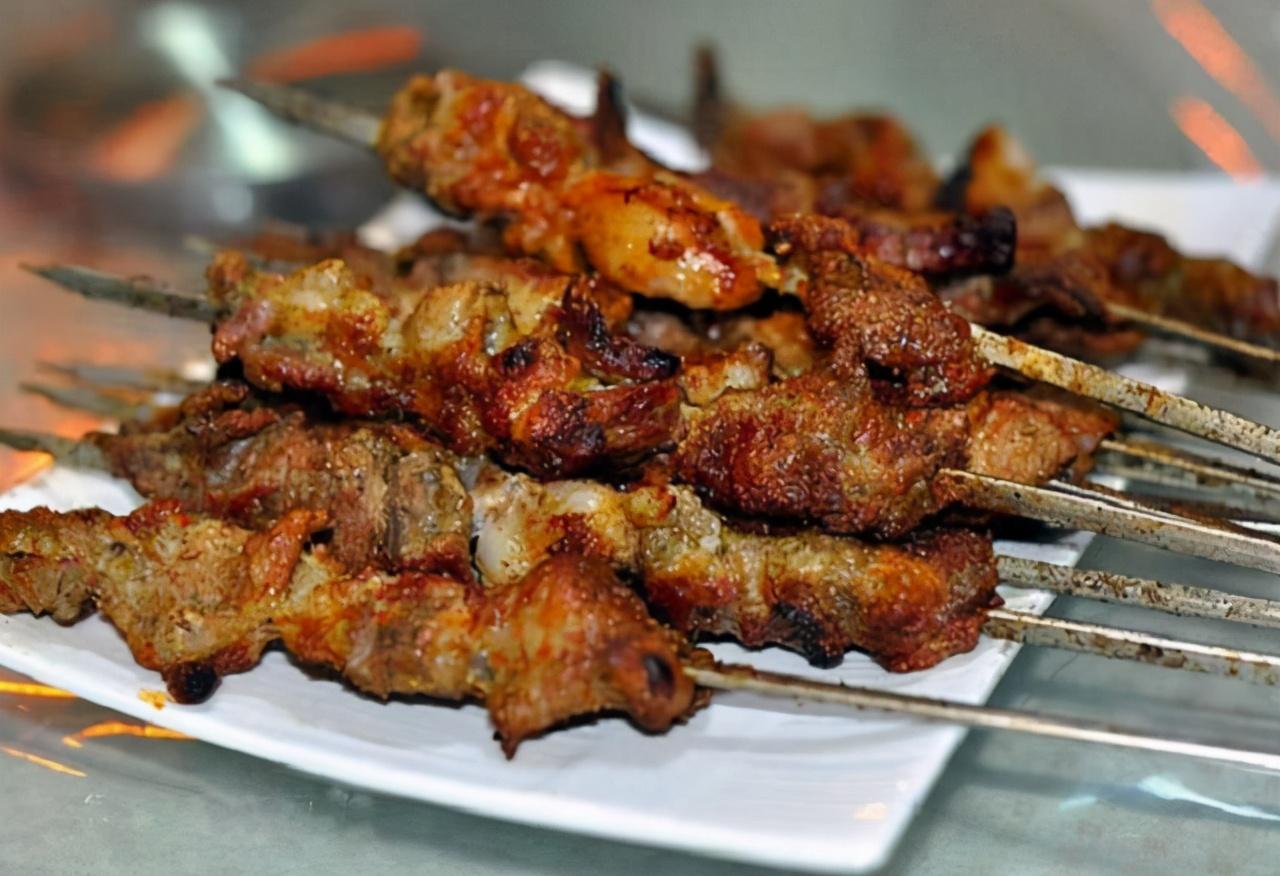 羊肉串|去新疆吃羊肉串,一来点了20串,老板再三确认,端上桌后我愣了