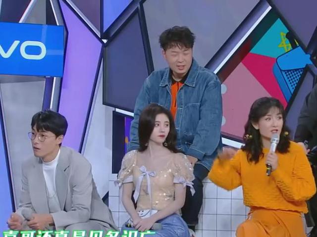 「鞠婧祎」别人录节目都坐不住，看到鞠婧祎录《快本》时的坐姿，观众都服了