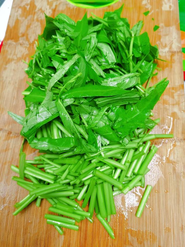 「空心菜」它是“肠道推粪机”，润肠通便，吃一次排空宿便，轻松又舒坦