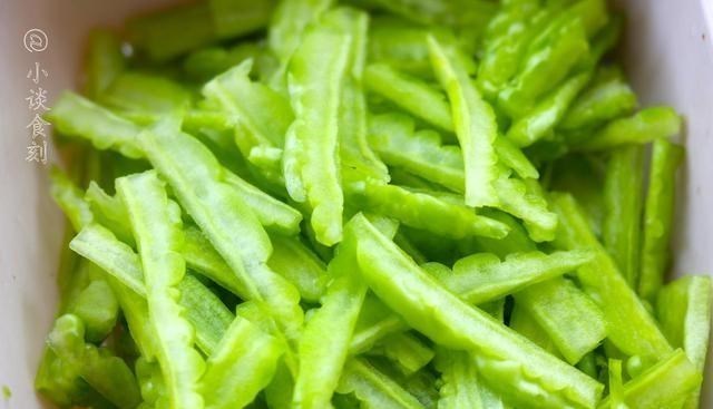 苦瓜■5月吃猪肉不如吃它，50元一斤，下锅炒一炒，营养全面上班不瞌睡