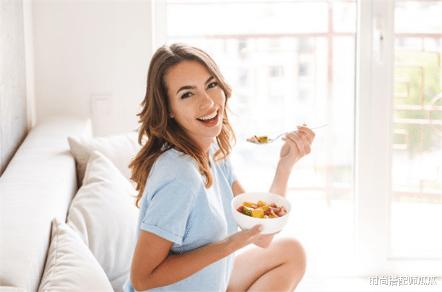 温碧霞|?“奶奶辈”温碧霞亮相，穿抹胸裙美得很高级，才明白会保养太重要