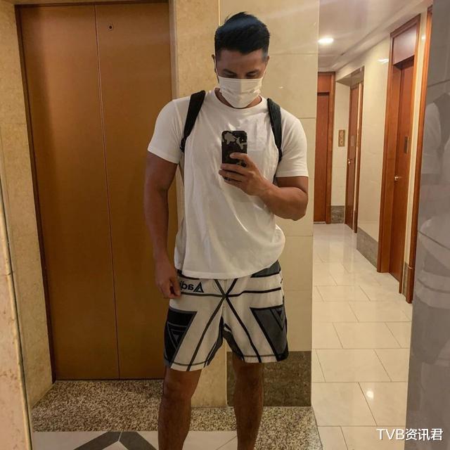 TVB@好夸张!前TVB小生大晒47吋“球状”胸肌遭网民嘲笑:该穿内衣了