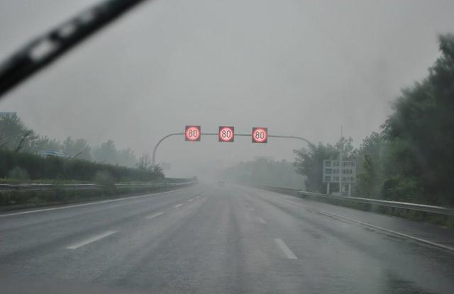 暴雨|高速路上突遇暴雨,靠边停车算违章吗?交警:解释最后一次!