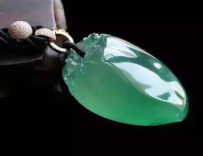 #翡翠#55克龙石种翡翠价值1500万,把玻璃种、帝王绿甩10条街!