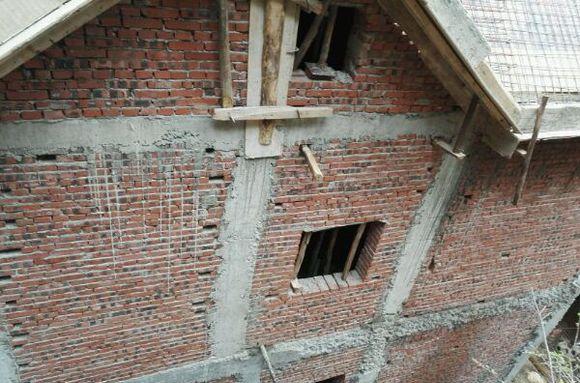 父亲用我的30万建房, 瓦贴的歪歪扭扭, 面砖太丑, 房子完工后我想哭