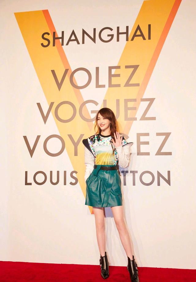 护肤品@唐嫣的发型“炸了”，一头棕色的微卷长发，这腰也太细了吧