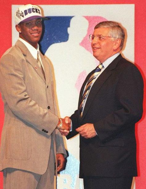 『斯蒂芬·马布里』头像火神山，封面钟南山，“独狼”马布里到中国后为何不独了？