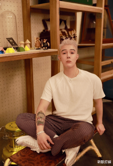 高校|高考生向网红索要礼物,引发网友激烈争论,这件事到底谁对谁错?