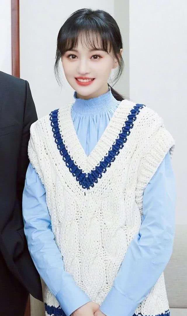 郑爽生日穿白裙,被赞颜值重回巅峰时期,网友:还是那个小仙女