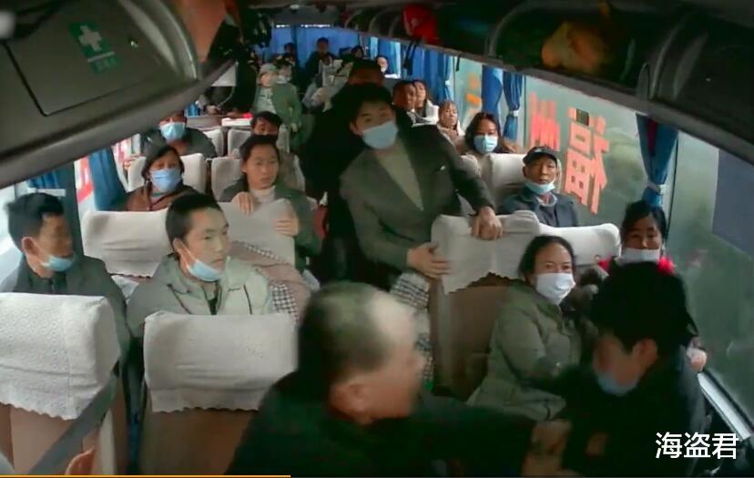 海盗君 贵州一司机被乘客安全锤砸头，他死死把住方向盘，把头杵在那给他砸