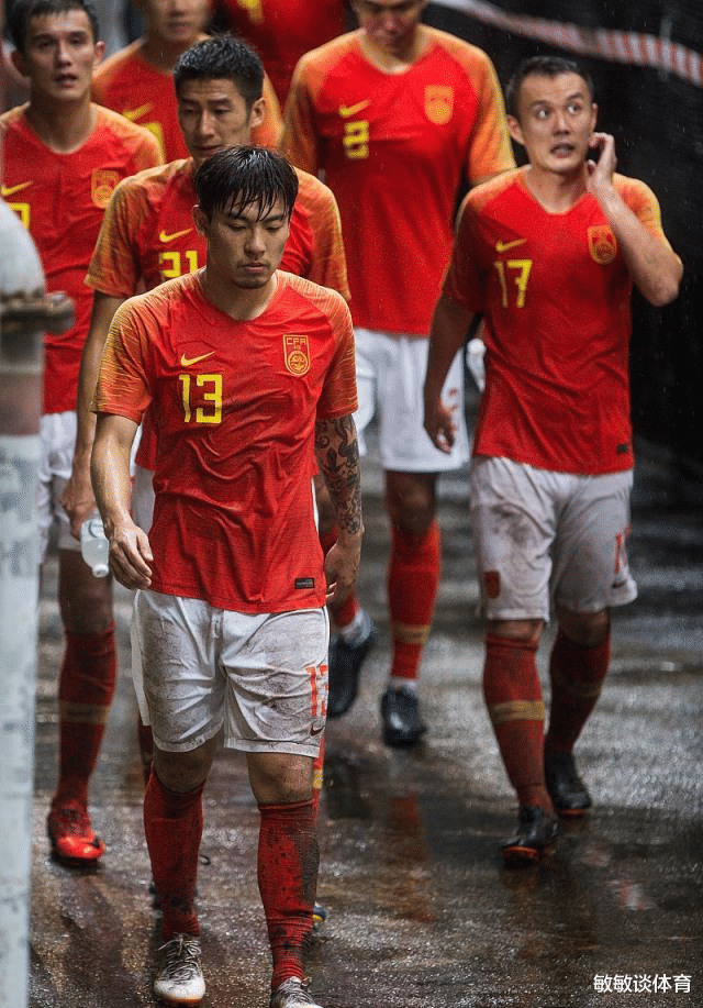 #国足#中国男足包机回国还提特殊要求，遭拒绝，真拿自己当民族英雄了！