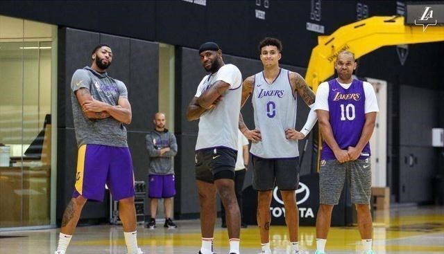 『湖人队』恭喜詹姆斯，湖人连迎3大喜讯！8场狂赚1200万，老詹第4冠要来了