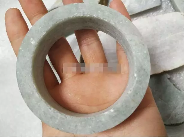 翡翠@花2000块钱买了块赌石，为什么越是不懂越敢赌？